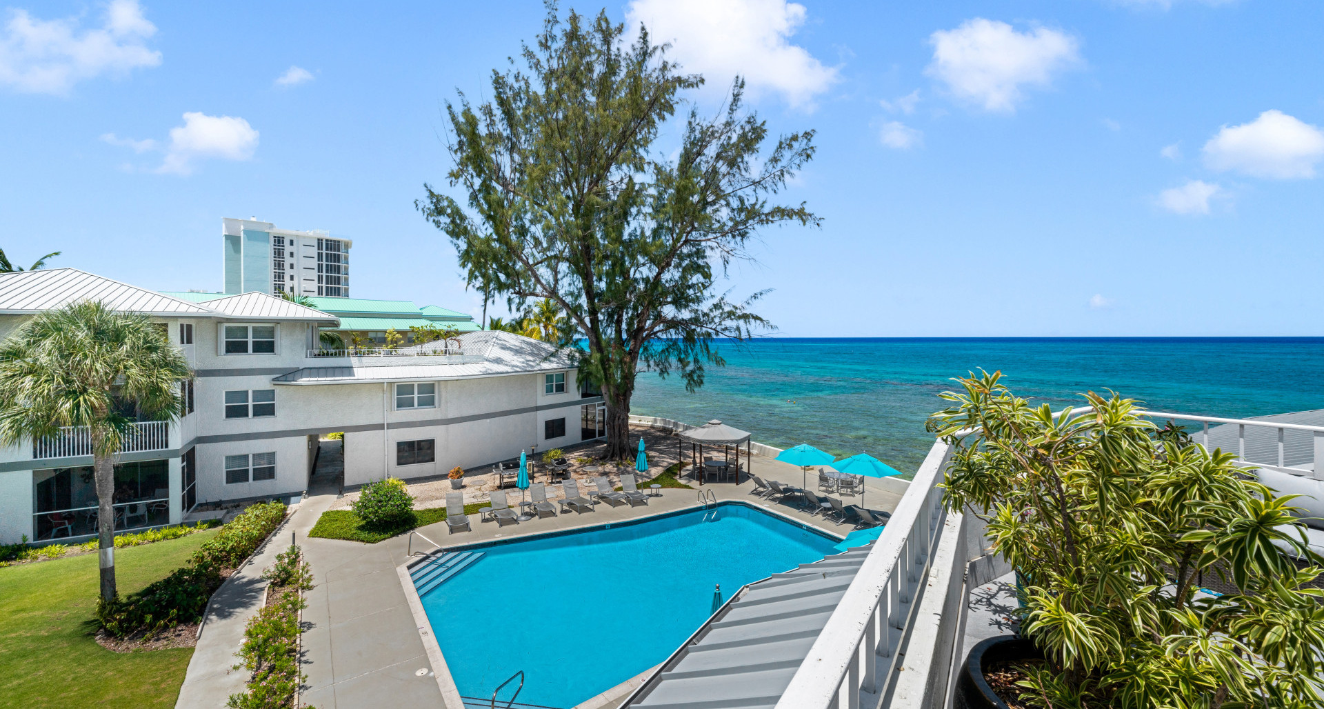 Rare Tamarind Bay Penthouse | Rooftop Terrace, Seven Mile Beach image 3