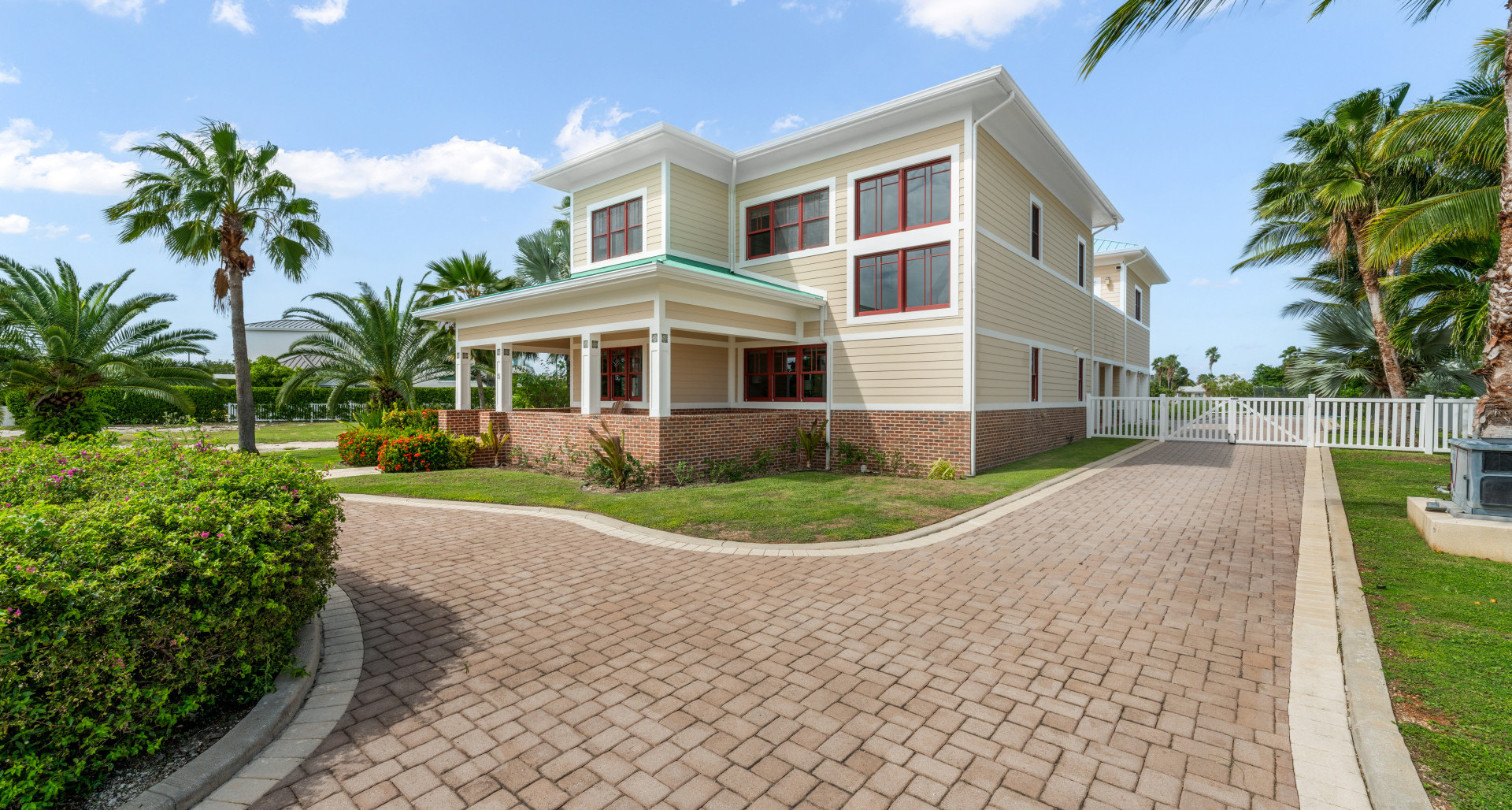SPACIOUS 4 BED CANAL FRONT HOME | THE SHORES image 2