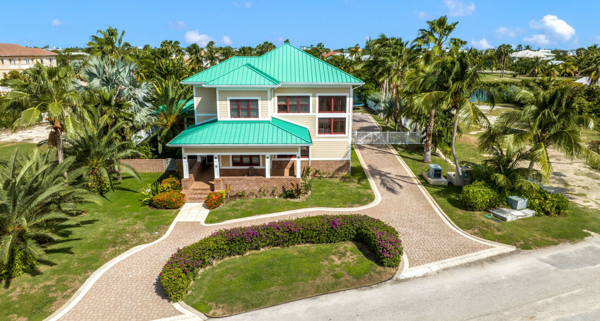 SPACIOUS 4 BED CANAL FRONT HOME | THE SHORES