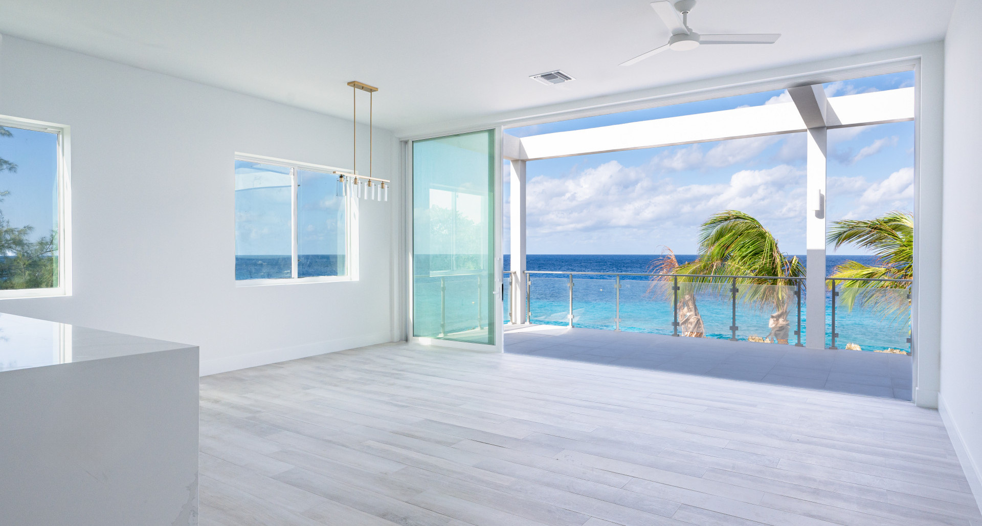 Stunning 3 Bed Oceanfront Penthouse  – Sunset Point image 2