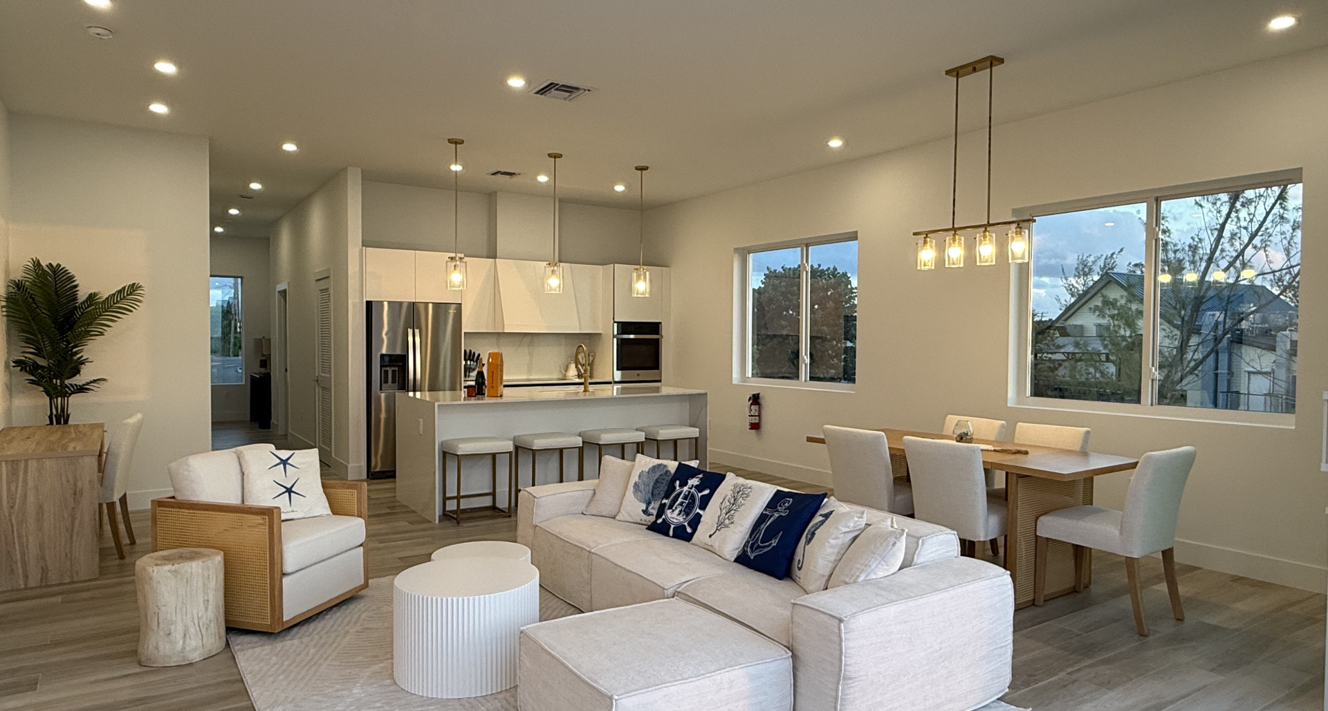 Oceanfront Penthouse- Stunning New 3 Bed- Sunset Point image 2