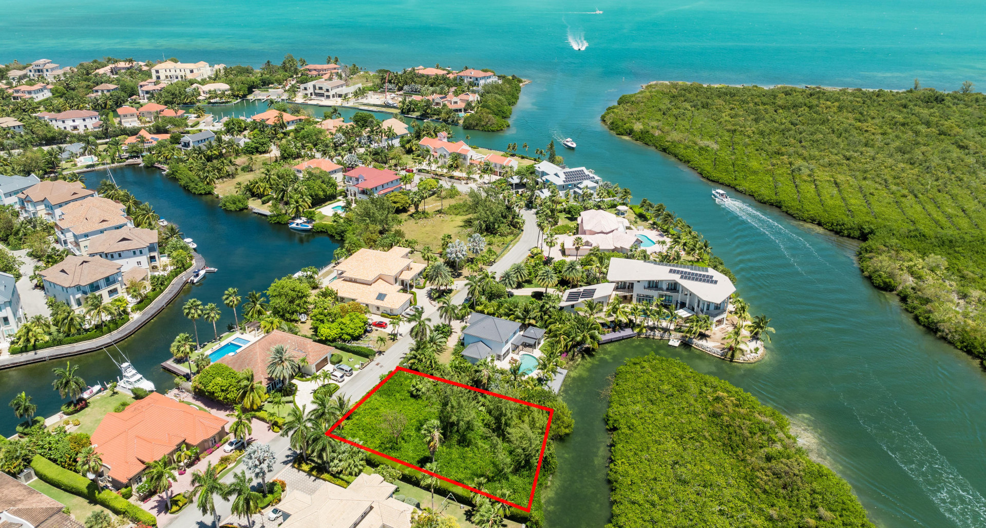 RE/MAX real estate, Cayman Islands, W Bay Bch North, Freehold - Nestled within the e