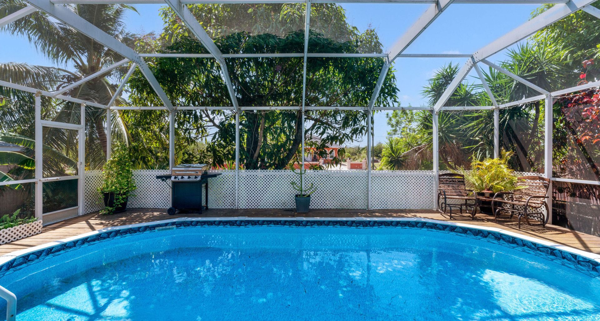Detached Home with Pool and large garden in Northward