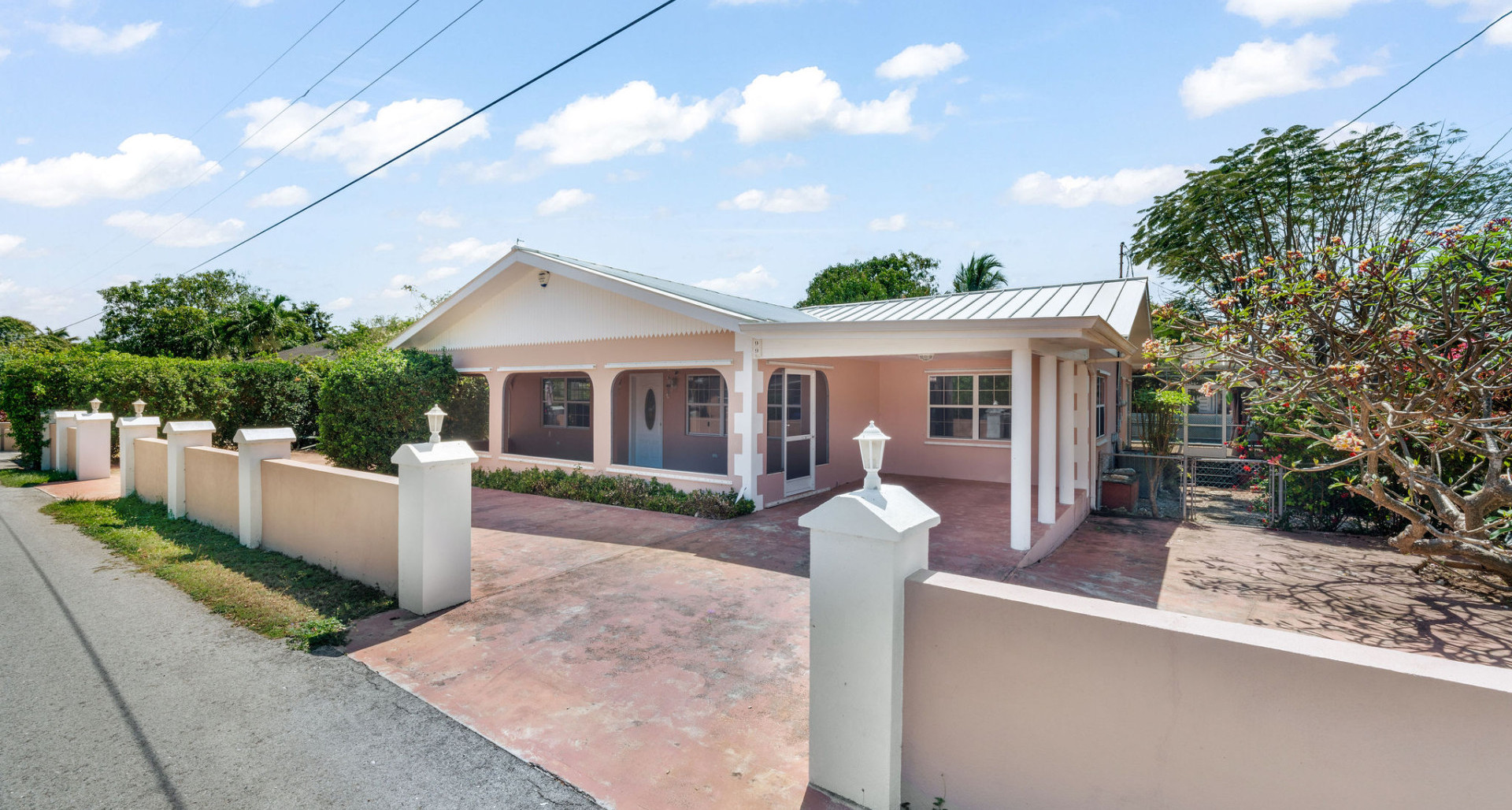 Detached Home with Pool and large garden in Northward image 2