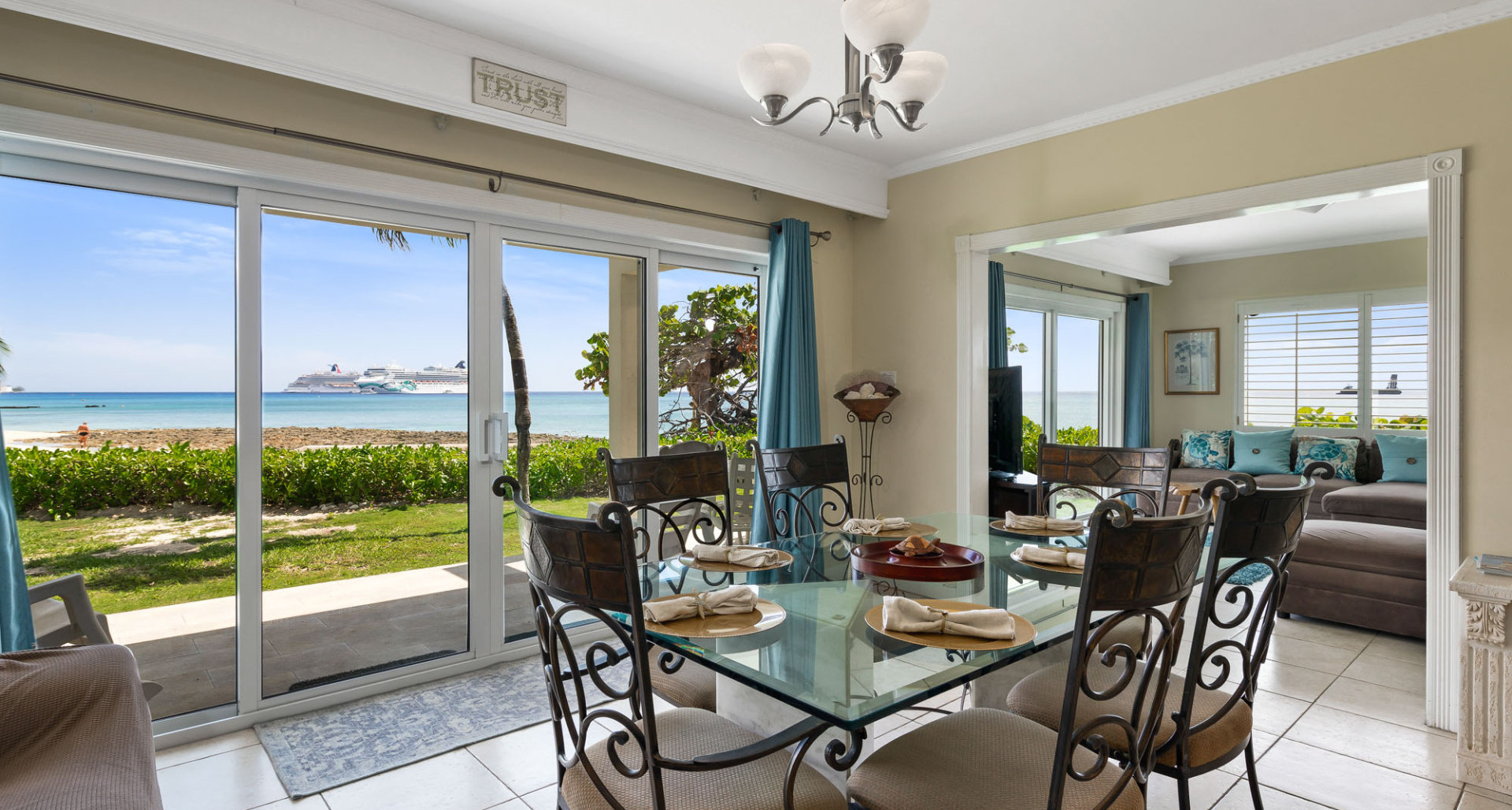 Rum Point Club – Enormous Width on Beachfront