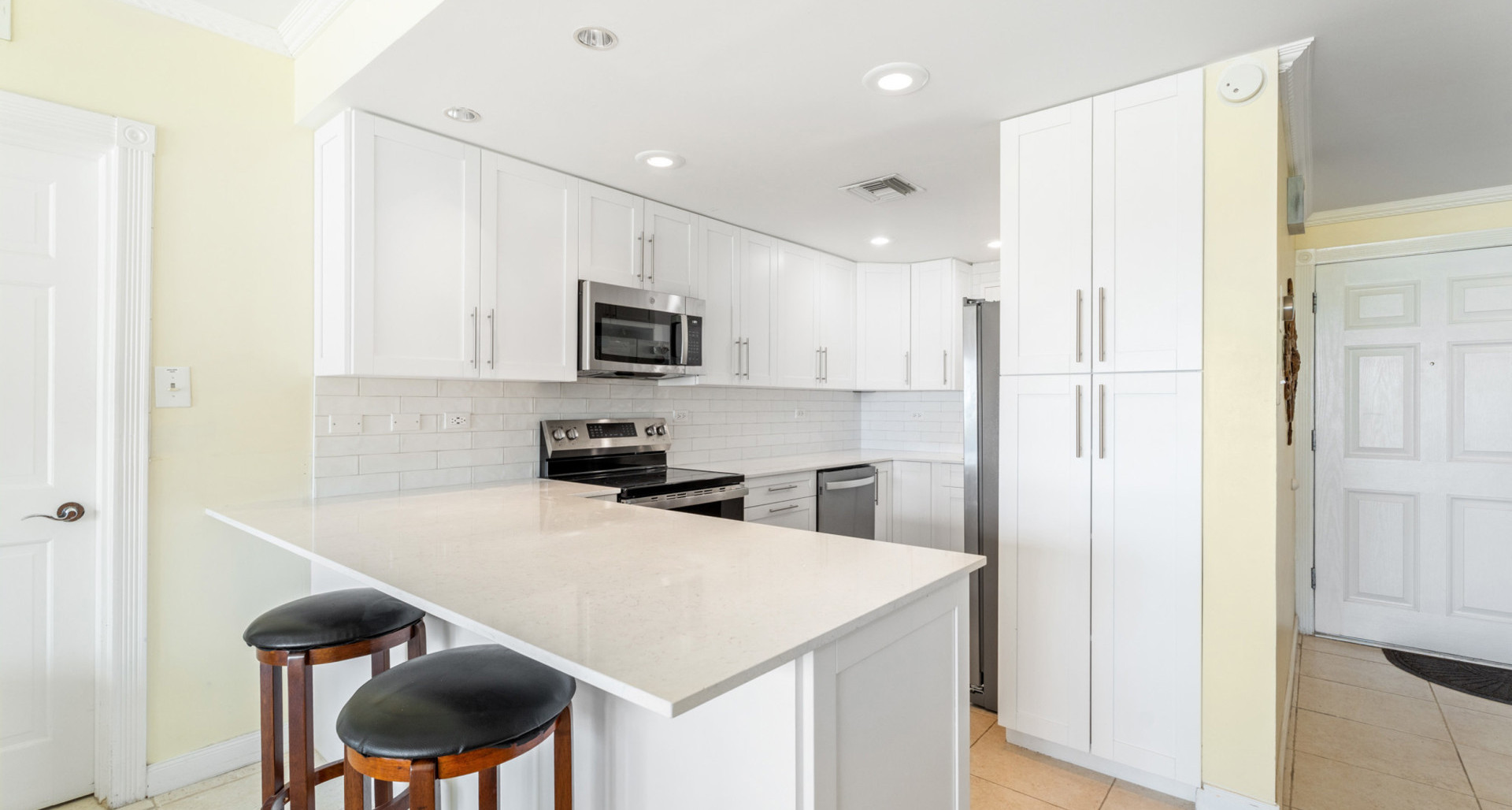 GRAPETREE #7 BEACHFRONT (RENOVATED GF 3 BED / 3 BATH) image 2