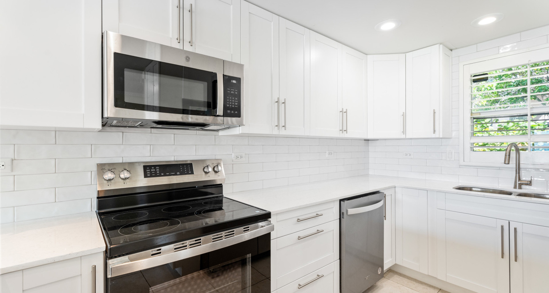 GRAPETREE #7 BEACHFRONT (RENOVATED GF 3 BED / 3 BATH) image 3