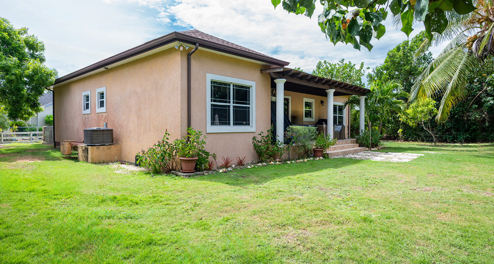 Detached Home with Pool and large garden in Northward