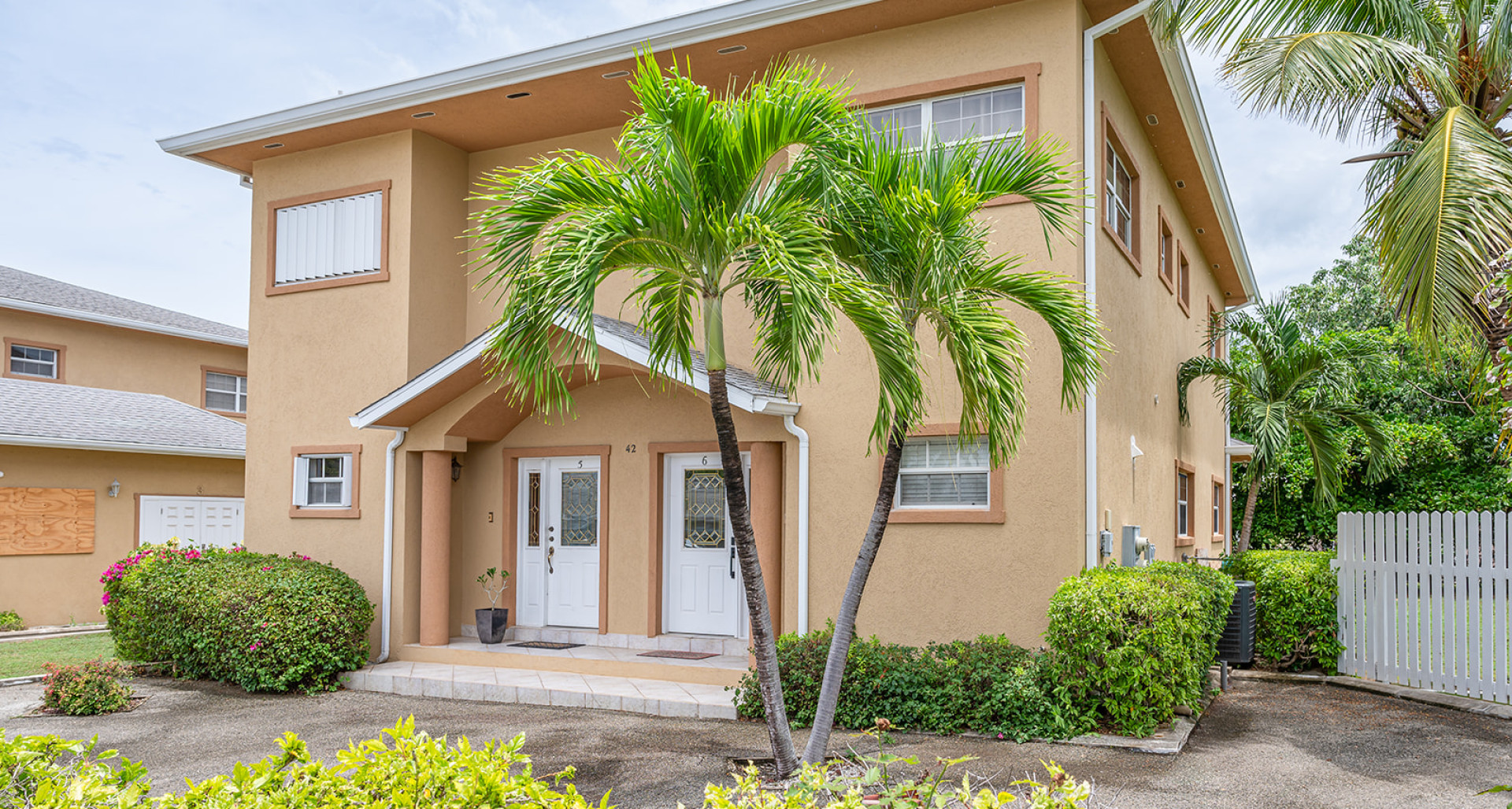 Crescent Gardens Corner Unit with Large Fenced Yard image 1