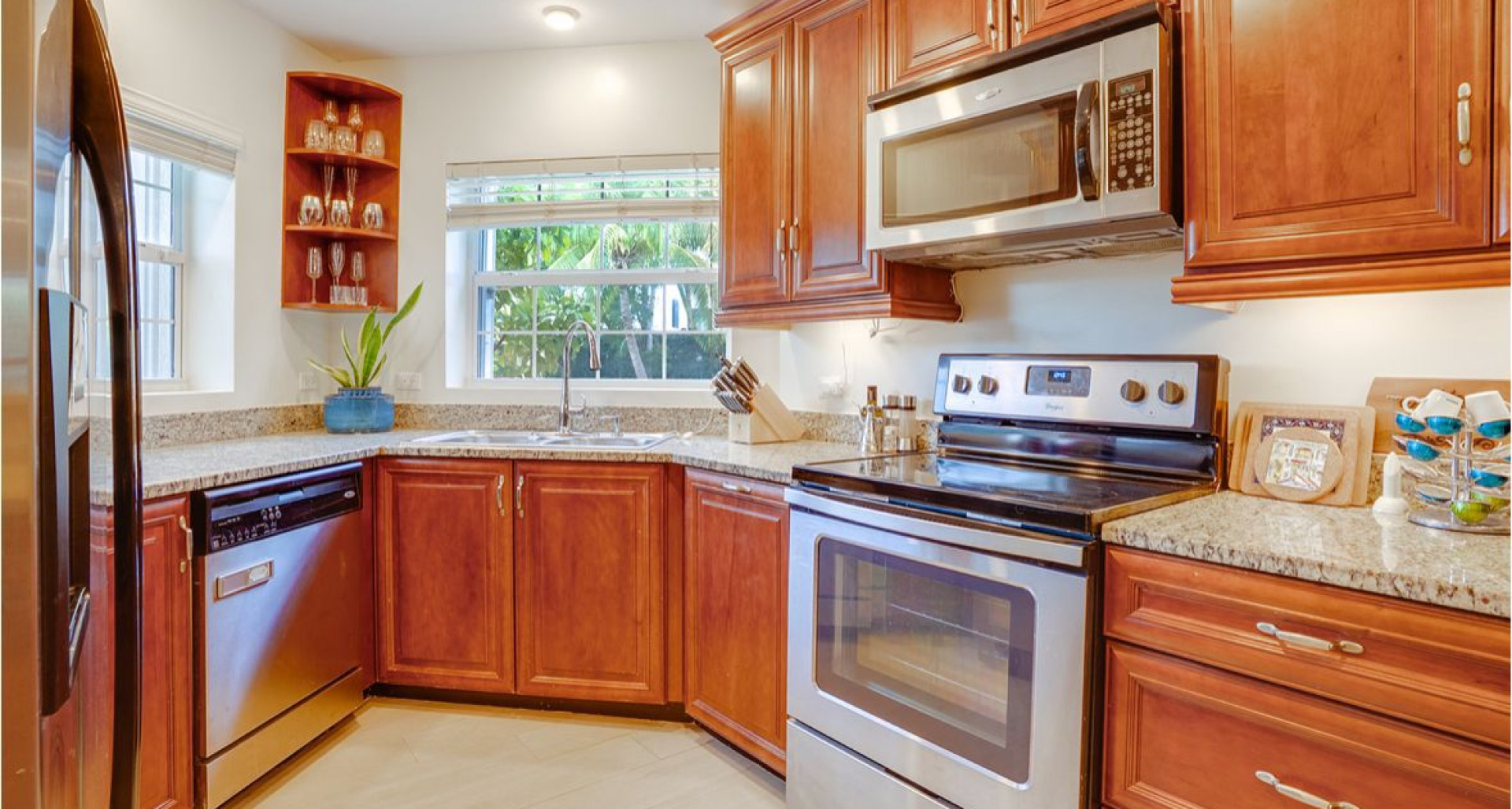 Beautiful 2 bedroom Townhouse! image 2
