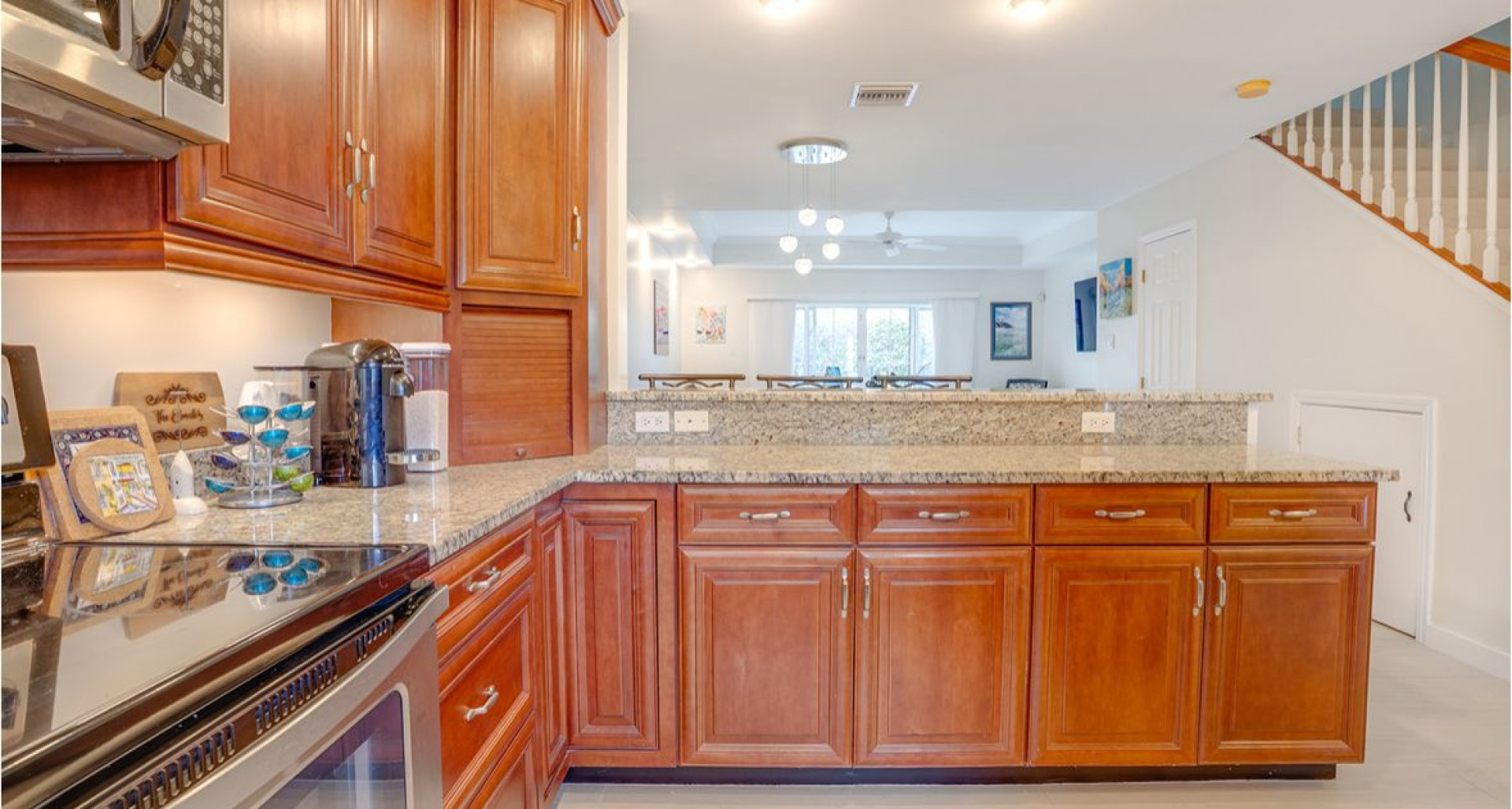 Beautiful 2 bedroom Townhouse! image 3