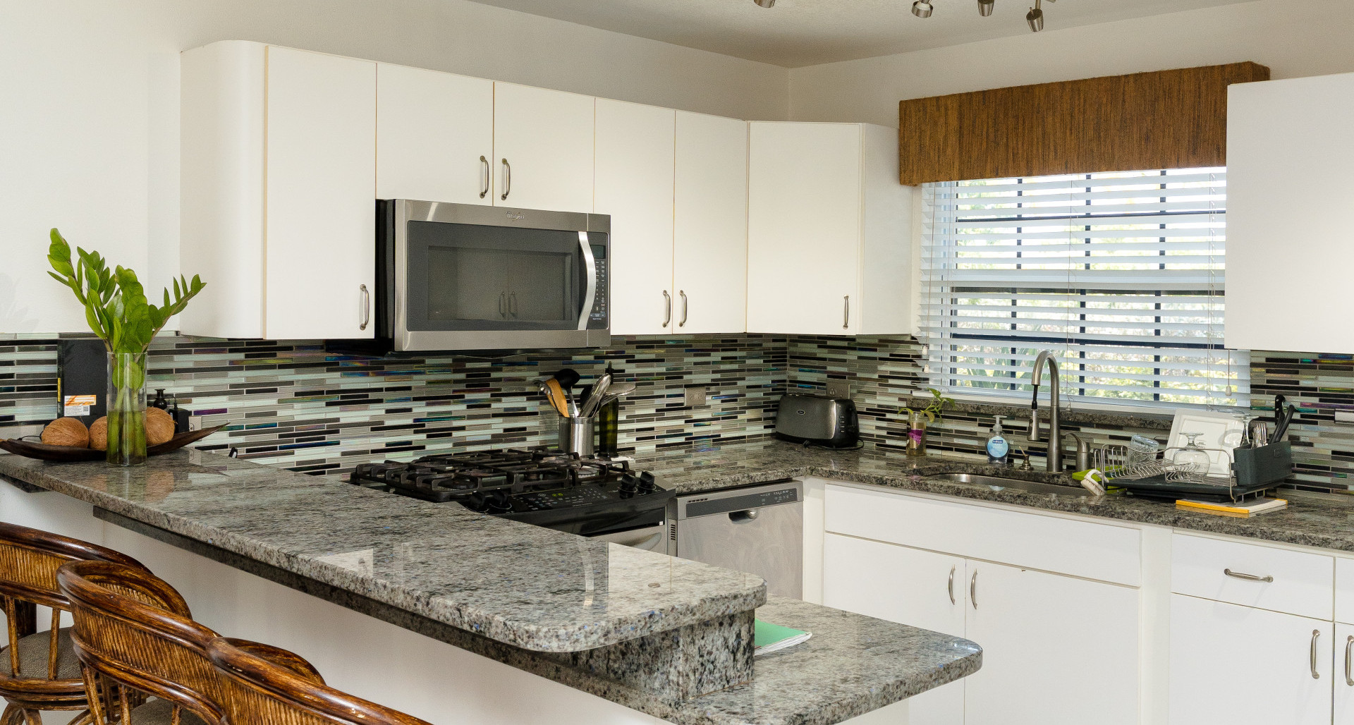 Shamrock Place – Charming 2bed/2bath with den image 3