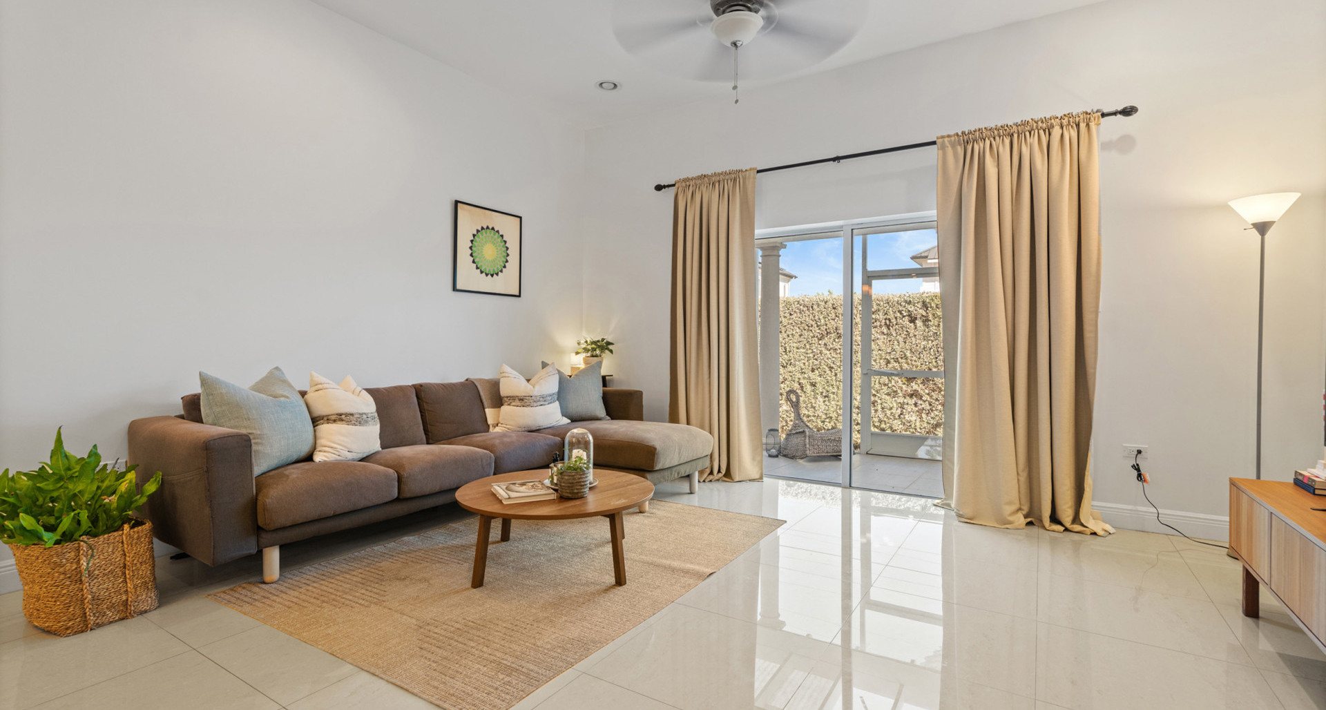 17 SNUG HARBOUR VILLAS | FANTASTIC 2-BED/ 2.5 BATH IN HIGHLY SOUGHT-AFTER COMPLEX image 3