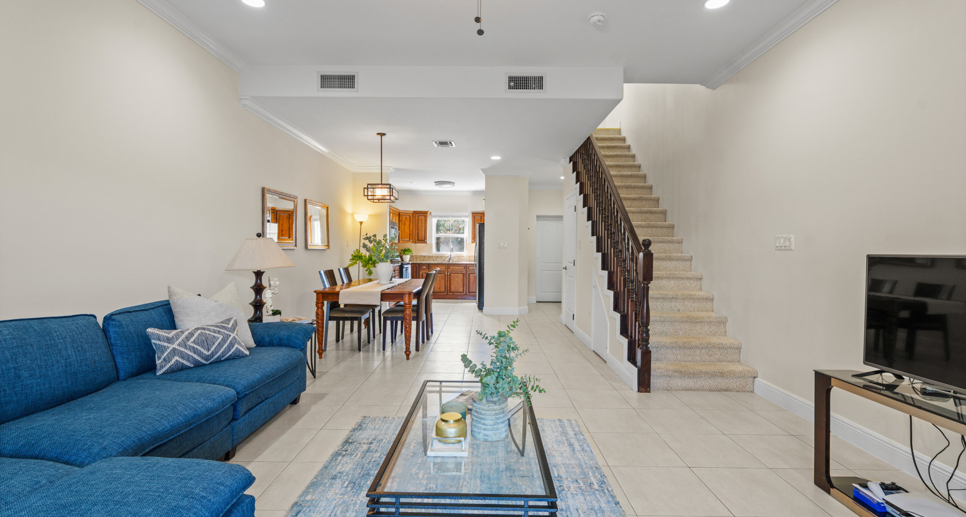 11 SNUG HARBOUR VILLAS | LOVELY 2-BED/ 2-BATH UNIT IN WELL-LOCATED COMMUNITY image 2