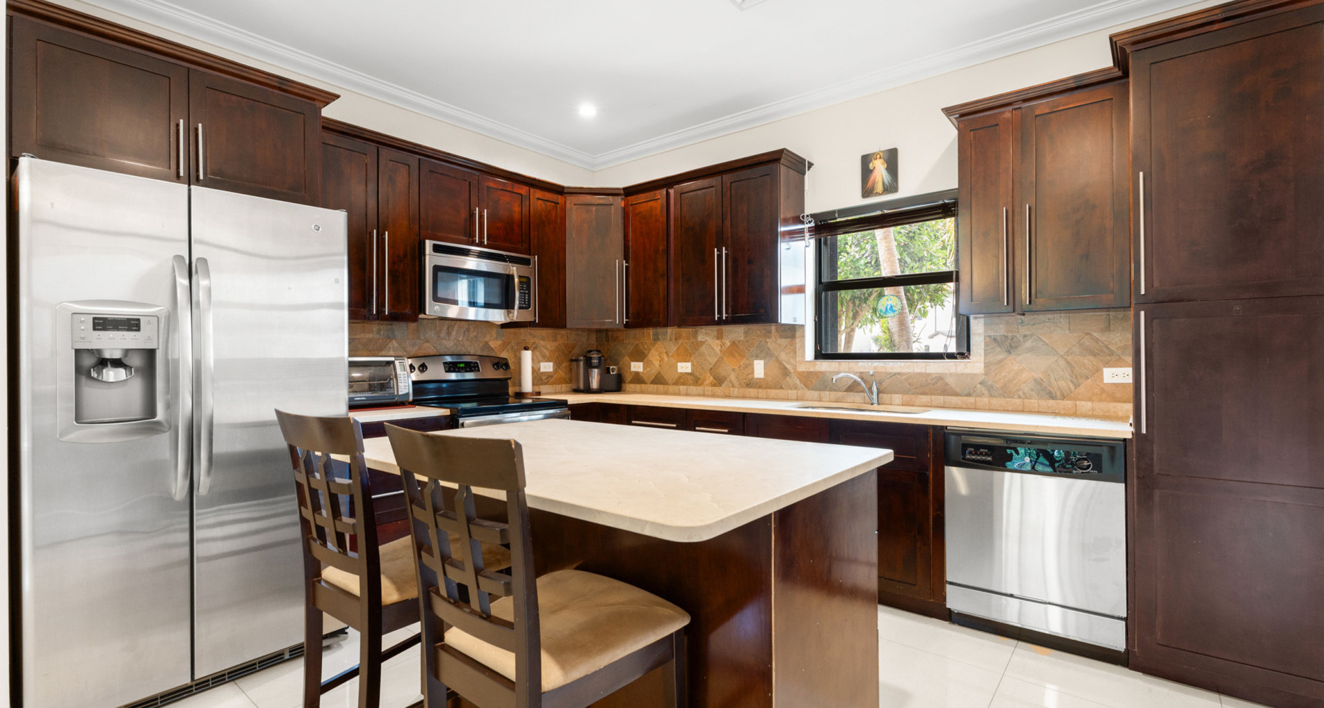 Hilton Estates – 2 Bed End Unit, Excellent Location image 3