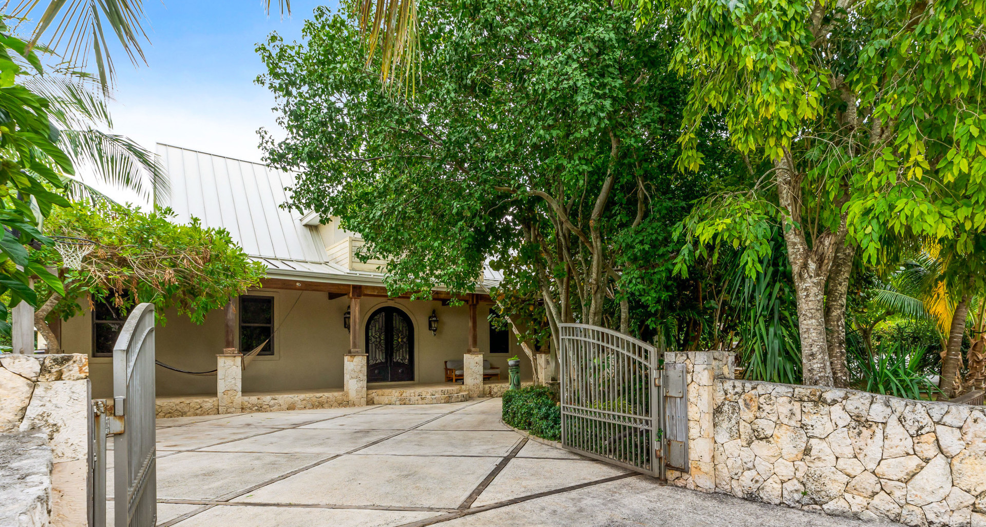 SAVANNAH 3 BED/3.5 BATH CHARMING COTTAGE HOME WITH INCOME PRODUCING UNIT image 3