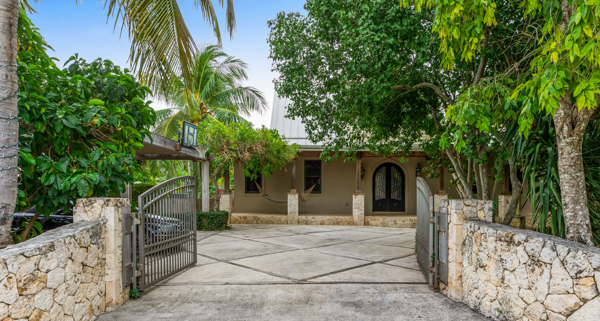 SAVANNAH 3 BED/3.5 BATH CHARMING COTTAGE HOME WITH INCOME PRODUCING UNIT image 2