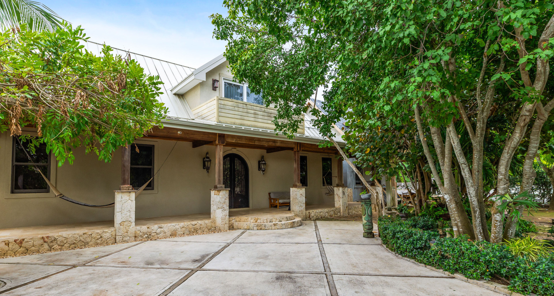 SAVANNAH 3 BED/3.5 BATH CHARMING COTTAGE HOME WITH INCOME PRODUCING UNIT image 1