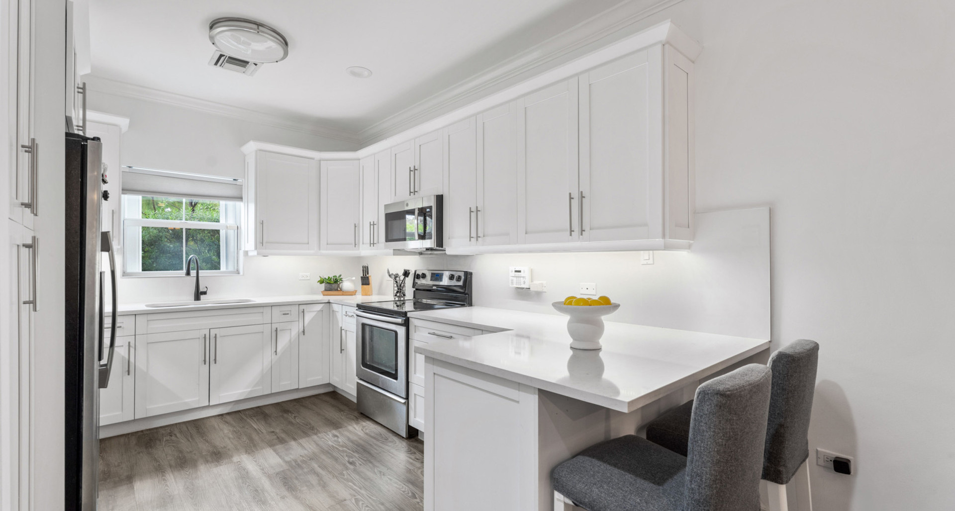 7 SNUG HARBOUR VILLAS | UPDATED 2‑BED, 2.5‑BATH IN A PRIME SEVEN MILE BEACH CORRIDOR COMMUNITY image 2