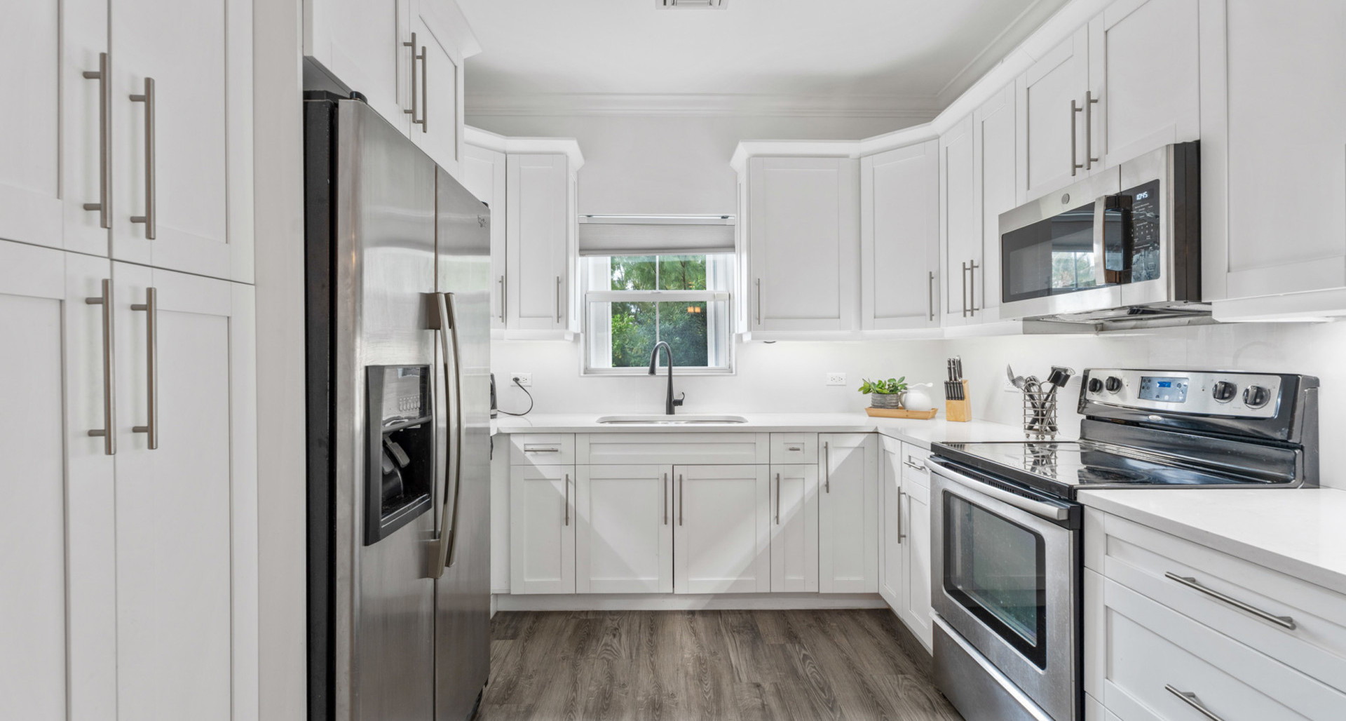 7 SNUG HARBOUR VILLAS | UPDATED 2‑BED, 2.5‑BATH IN A PRIME SEVEN MILE BEACH CORRIDOR COMMUNITY image 3