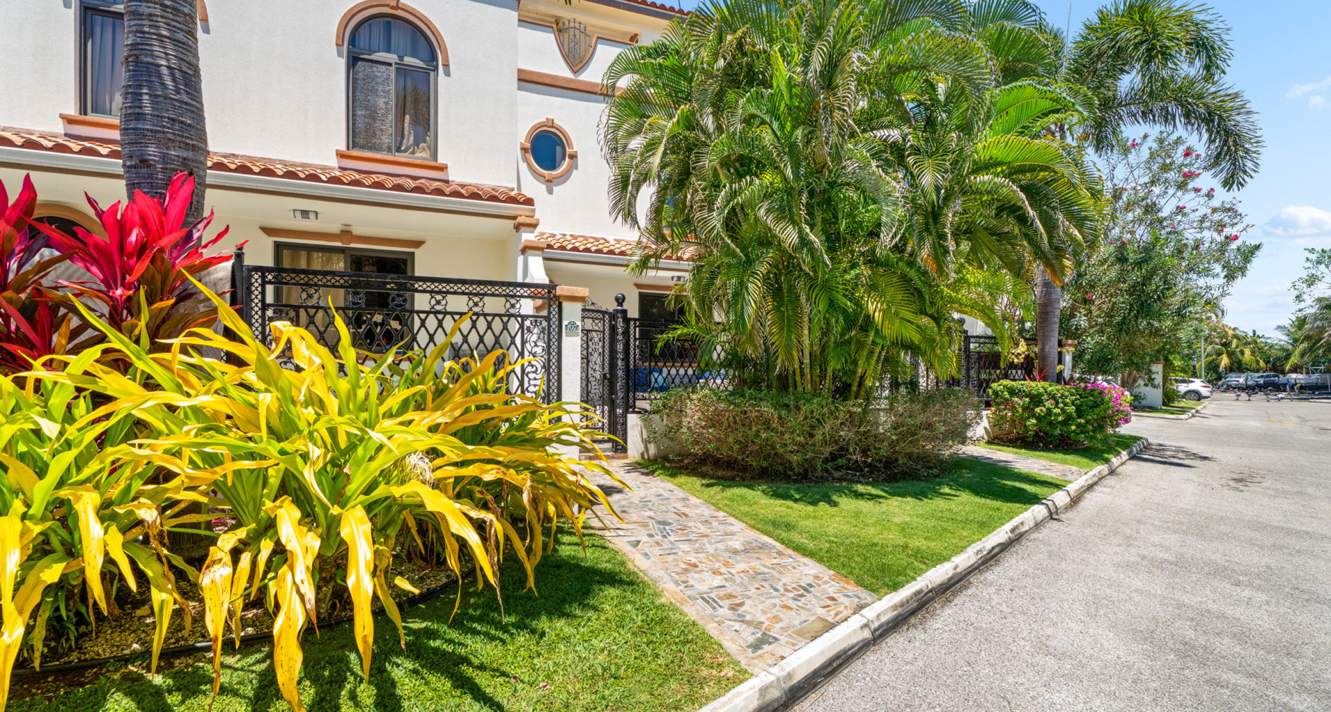 107 SAN SEBASTIAN- EXCEPTIONAL, LARGE 2-BED CONDO IN SOUGHT-AFTER SOUTH SOUND LOCATION image 2