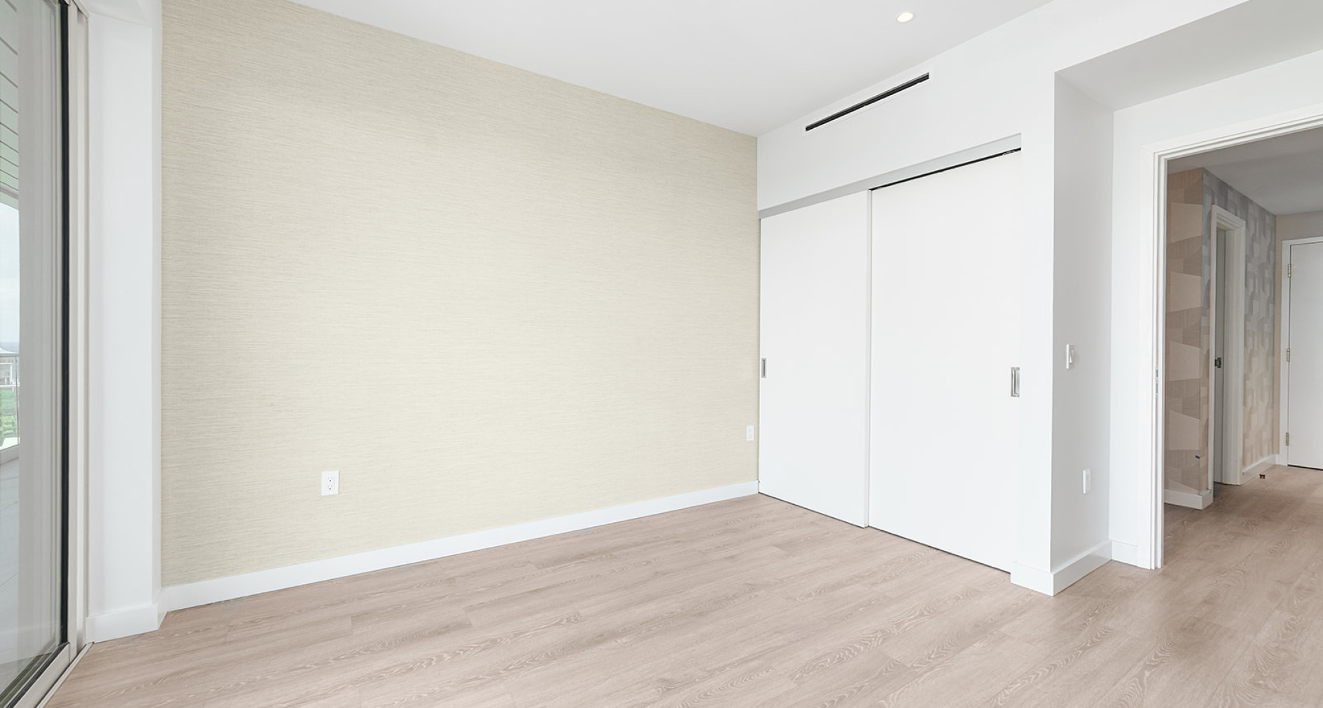 ONEIGT Residences # 702 image 2