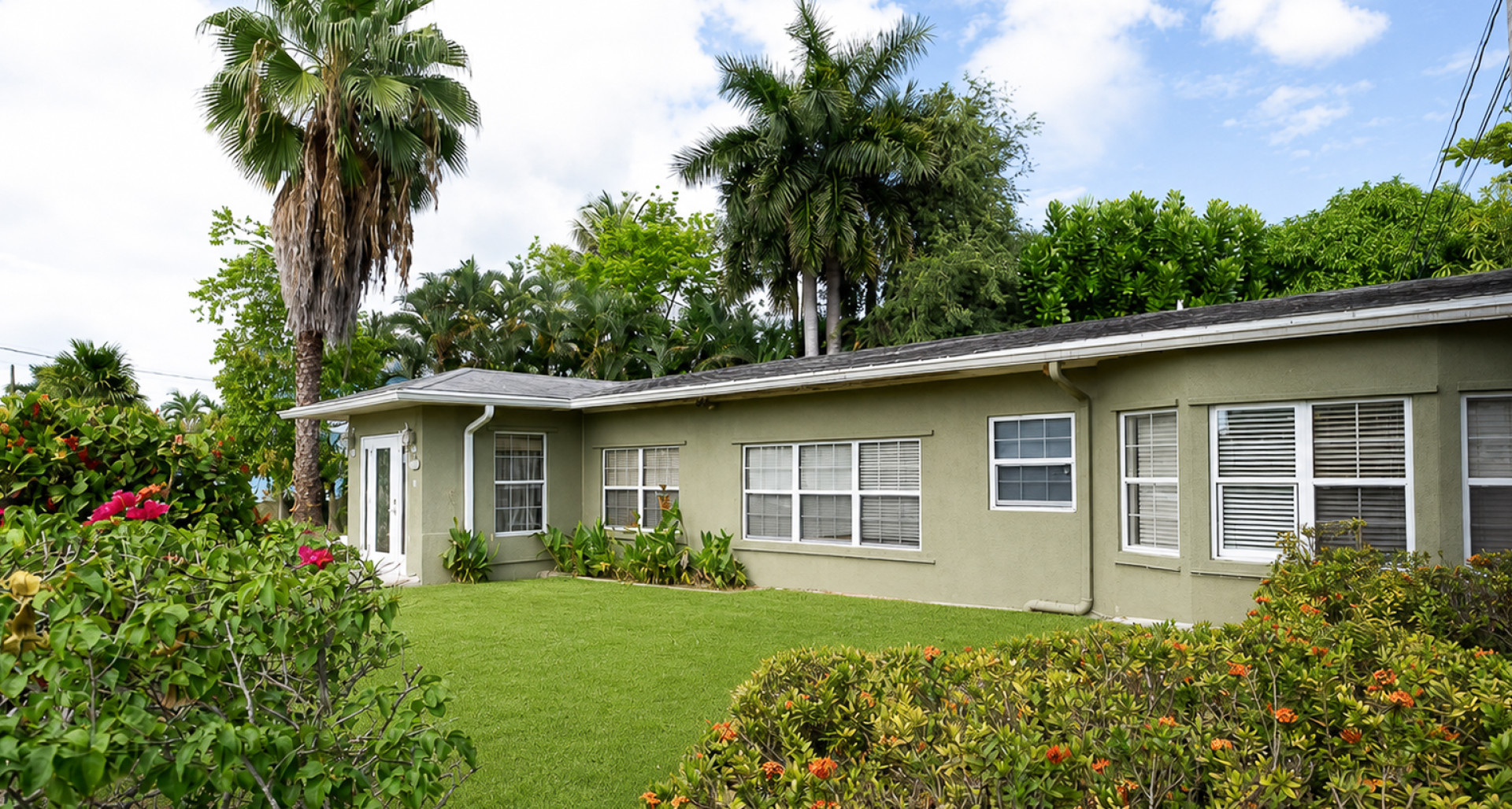 4 bedroom home with 2 cottages image 3