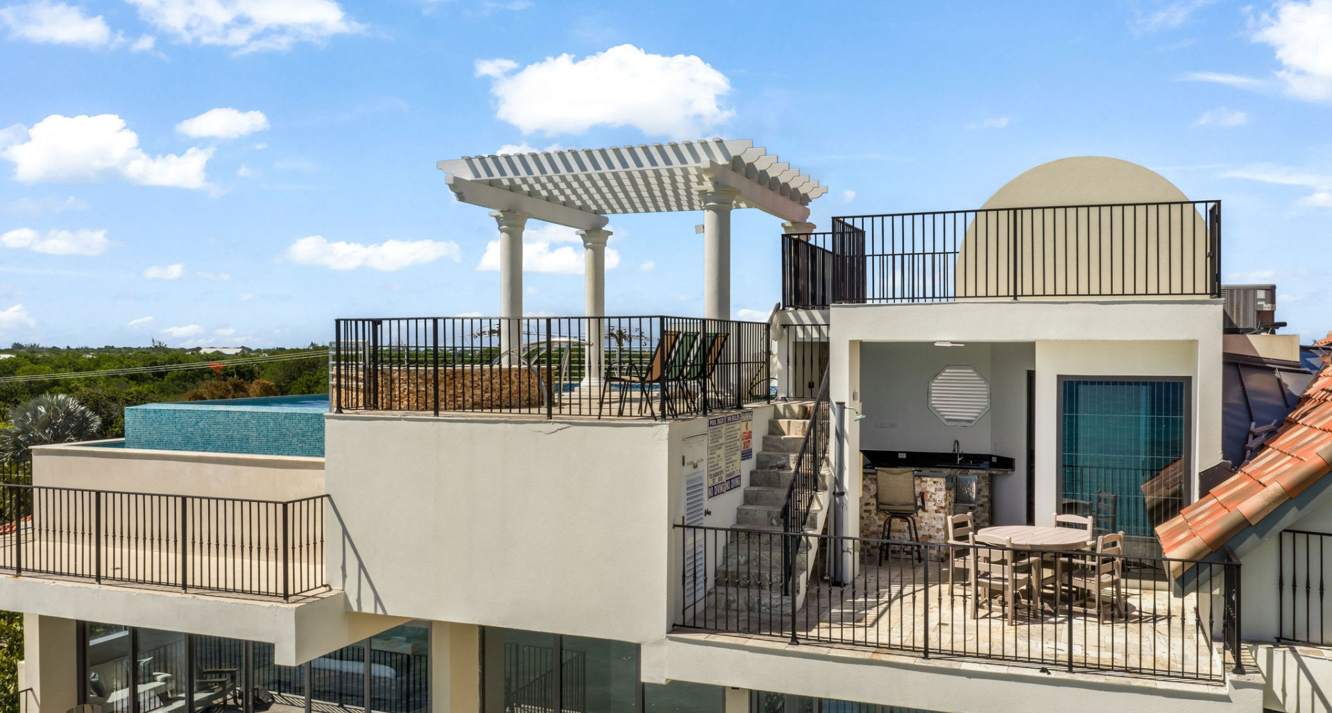 Oasis 7 – Beachfront Estate image 2
