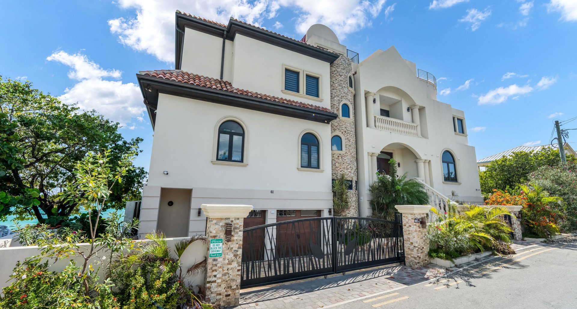 Oasis 7 – Beachfront Estate image 1