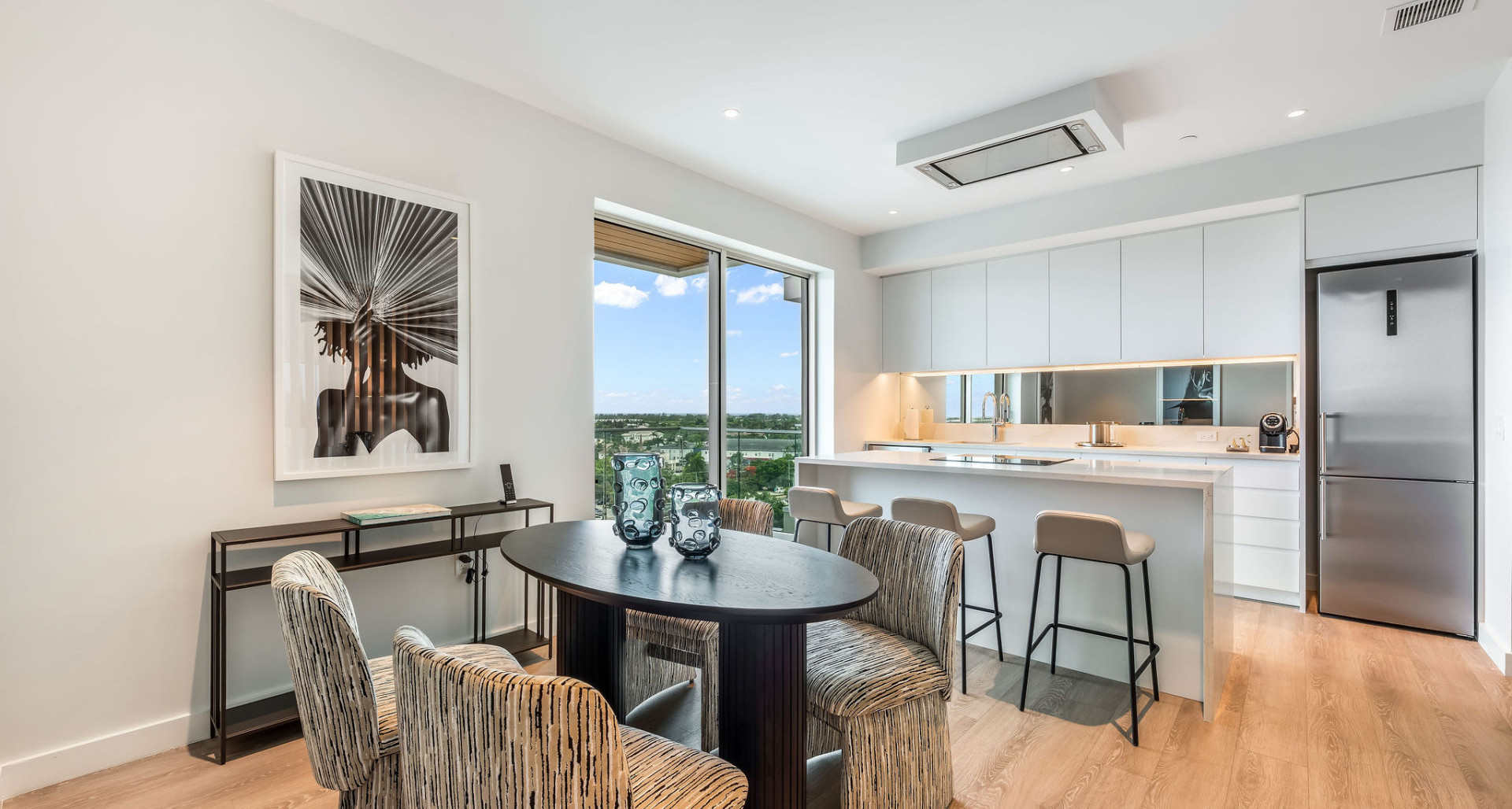 8TH FLOOR ONE GT 1 BED + DEN INCOME PRODUCING image 2