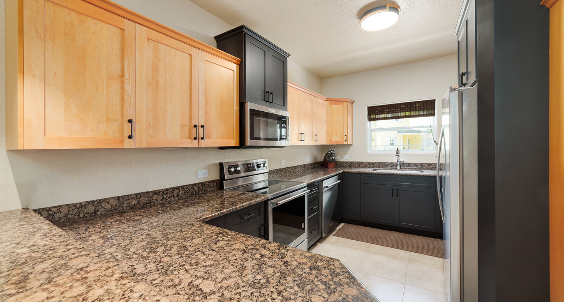 SPACIOUS 3 BED + DEN TOWNHOME AT L’AMBIENCE image 3