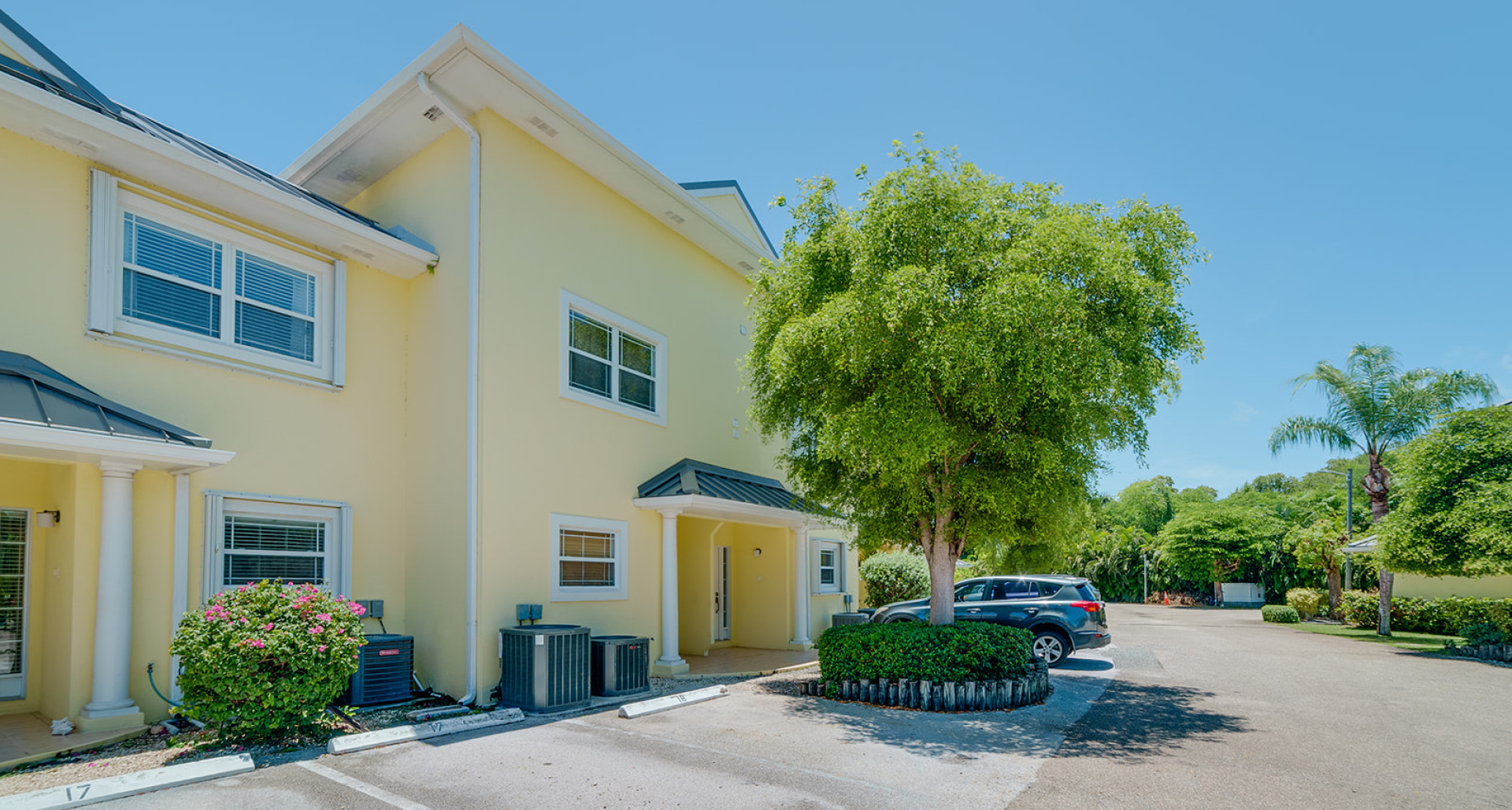 SPACIOUS 3 BED + DEN TOWNHOME AT L’AMBIENCE image 1