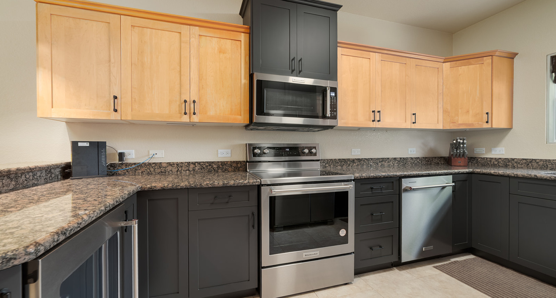 SPACIOUS 3 BED + DEN TOWNHOME AT L’AMBIENCE image 2