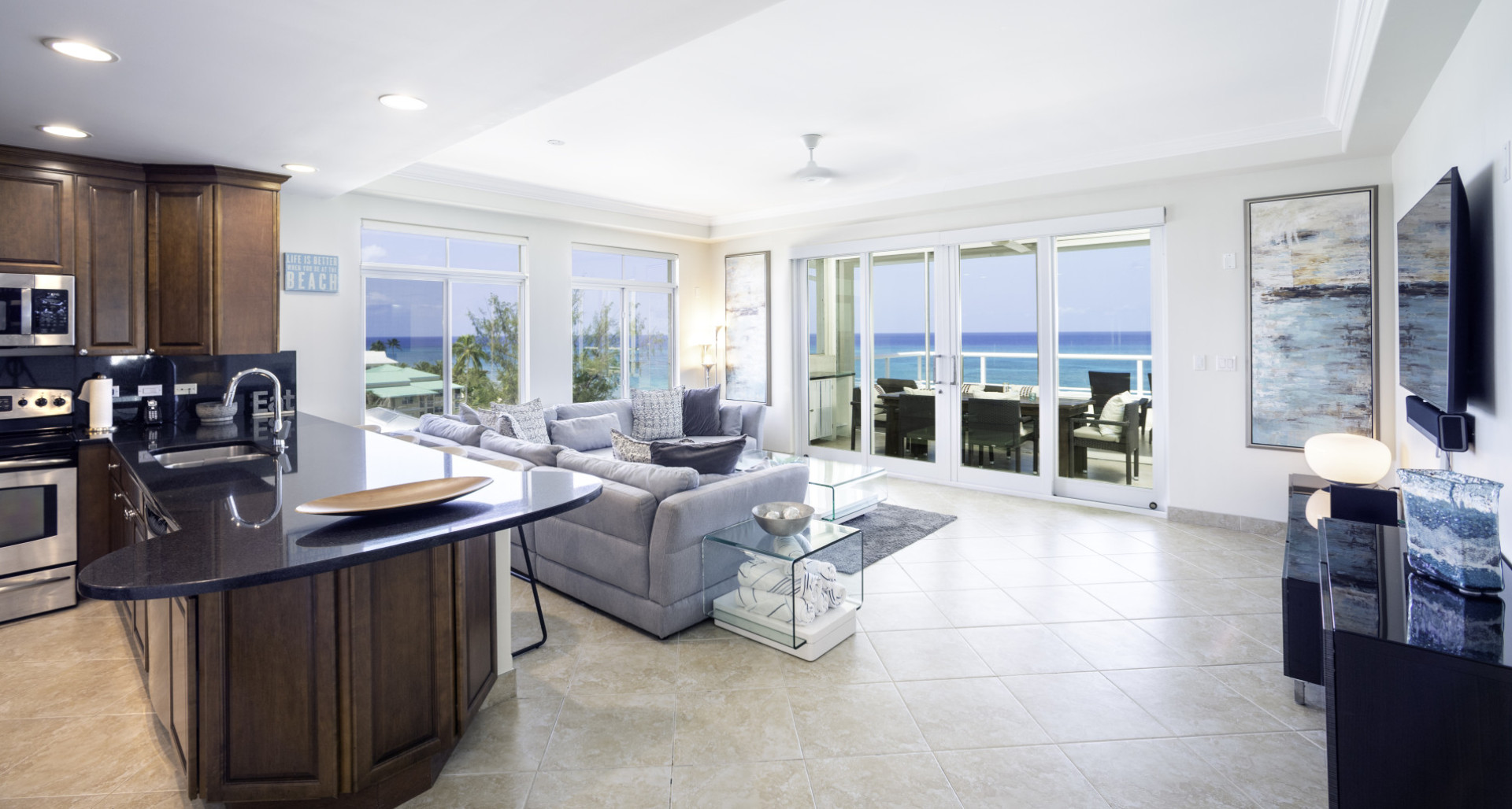 South Bay Beach Club – Premier Beachfront Residence image 3